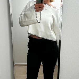 Fin vit stickad tröja från Indiska! - En super mysig stickad tröja från indiska!  Aldrig använd!🥰
