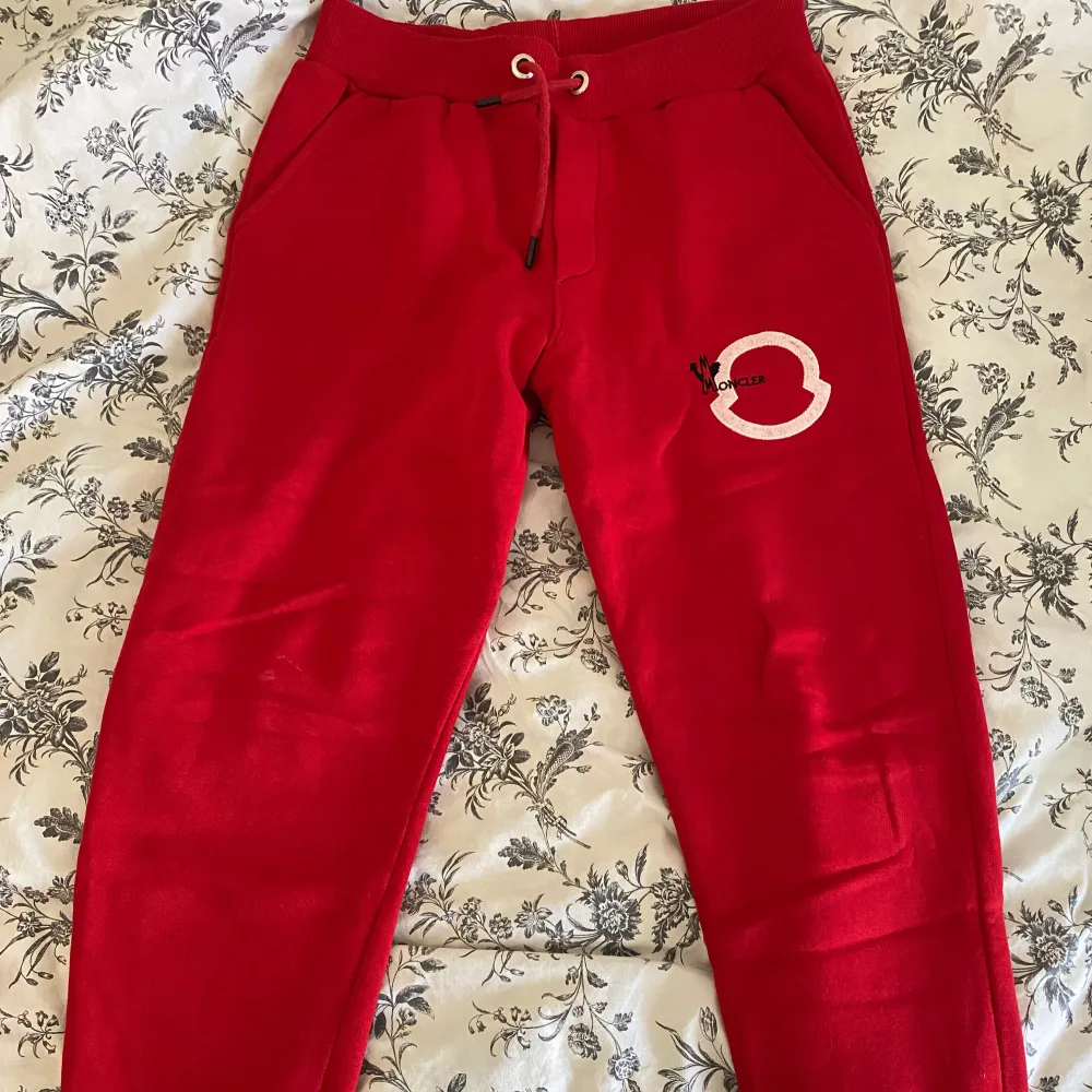 Säljer dessa moncler byxor då de inte används, aldrig använda så är i bra skick. Kontakta privat för mer information :)). Jeans & Byxor.