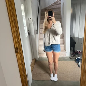 Shorts från Gina Tricot - Storlek S, högmidjade, stretchiga material