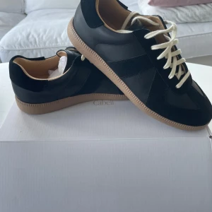Svarta sneakers från Oliver Cabell - Säljer ett par snygga svarta sneakers från Oliver Cabell då dem var för små. Skorna är i nyskick. Priset går att diskuteras. Paketpris!!!! Dessa + de vita för 3000kr