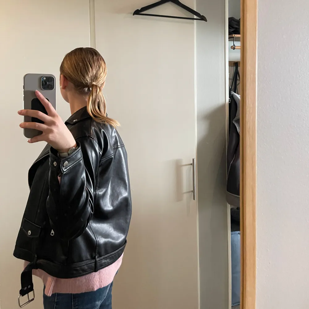 säljer nu min skinnjacka (såklart inte äkta skinn) då den inte är min stil längre. perfekt till hösten och är helt utan defekter trotts användning. köpt på zalando för 500kr. Jackor.