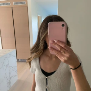 Superfin bolero - Säljer denna så så fina bolero, köpt från mango i stl s🤍Tryck gärna på köp nu!