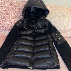Moncler cardigan helt ny - Säljer nu min nya moncler cardigan storlek L/XL då den inte passar och jag inte kan lämna tillbaka den! Går inte ner i pris!!!