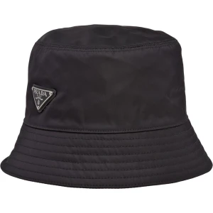 Prada hatt - Jätte fin prada hatt som är nu till salu, den är perfekt för att resa och ha den utomlands! Dm för fler frågor.