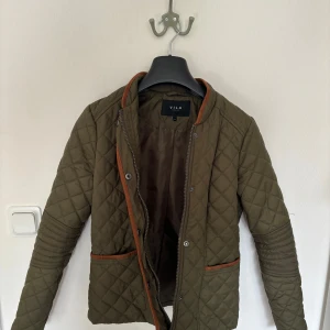 vår jacka? - säljer denna då den tyvärr aldrig kommit till användning, har haft den liggandes i garderoben i flera år så har tyvärr ingen koll på vad det är för jacka eller vad jag eventuellt kan sälja den för. Inga defekter alls 