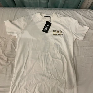 Ea7 t shirt - En sjukt fräch Ea7 t shirt med tagsen på och allting. Den matchar med allting skulle jag säga och är sjukt fin. Pris kan diskuteras vid snabbaffär 