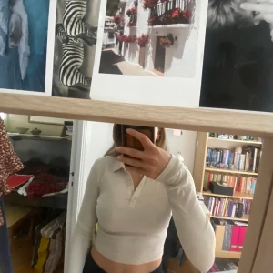 Kall beige long sleeve från weekday med krage - Topp med krage och tre knappar, croppad och långärmad. Använt sparsamt🤍