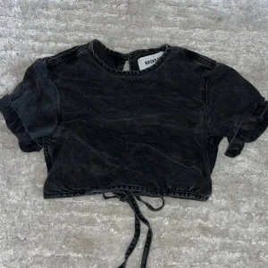 Crop top - Ganska kort, räcker ca 3 fingrar nedanför bysten på mig som har ganska kort överkropp