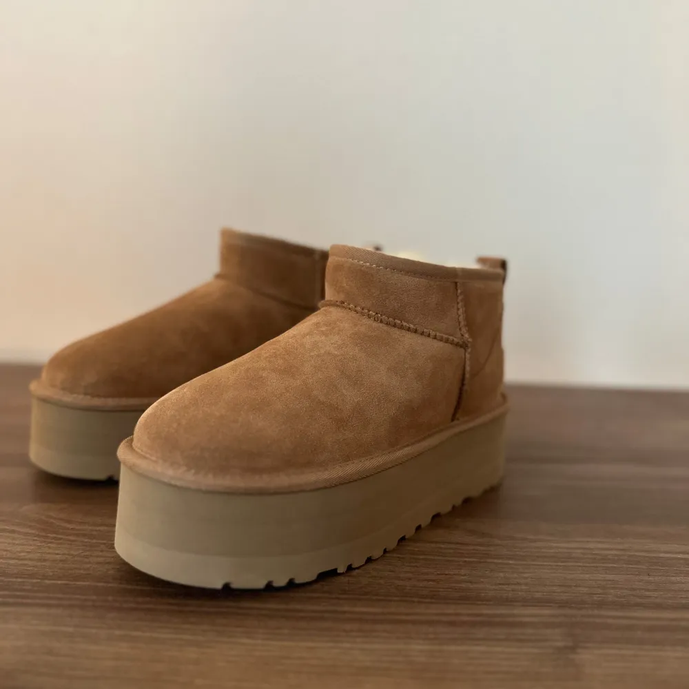 Köpte dessa UGGs förra säsongen och har knappt använt dem. Orginalkartongen finns tyvärr inte kvar men bootsen är som nya. Köpt från Zalando. Storleken är 39 men passar för dig som vanligtvis har 37-38. . Kengät.