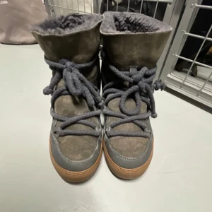 Inuikii skor  - Säljer dessa mer normala inuikiis skor till skillnad från de andra! Dessa har använts mer men de har tagits hand om och det finns även en låda till. De är mörkgröna/ blåa. Nypris 2500 men säljer för 2000kr.🌼🌼💓💓 Priset kan även diskuteras. 