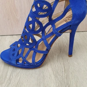 K.cobler blå klackskor - Använda en gång på ett bröllop.  Sköna och passar även storlek 36.  Finns att hämta I Sollentuna eller fraktas.