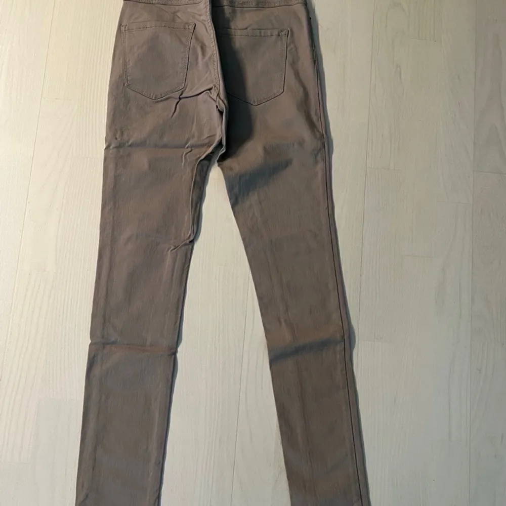 Storlek:34 (passar 36-38) Skick: Fint Material: 77% viskos, 20% polyester, 3% spandex Tvättråd: 40° Säljer samma modell i marinblå. . Farkut & Housut.