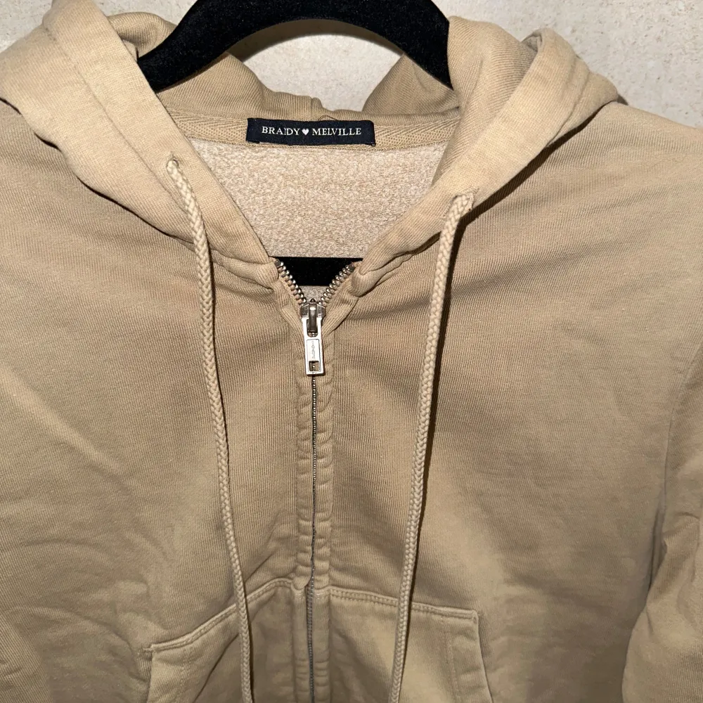 Fin zip up hoodie från brandy Melville, one size men är som en xs/s i storlek, jätte fint skick då den inte kommit till användning. . Hoodies.