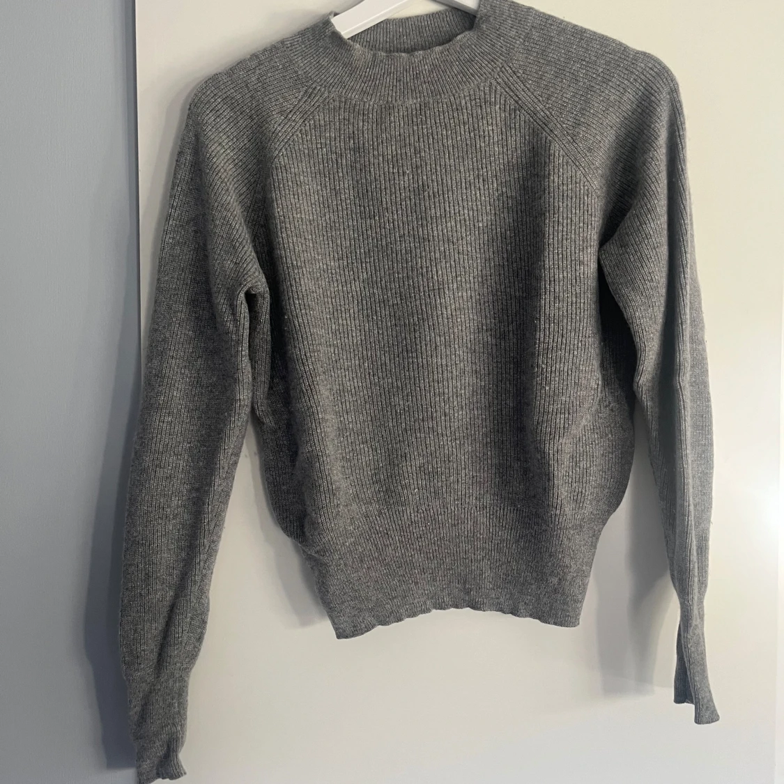 Stickad grå tröja 100% cashmere