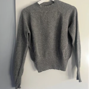 Stickad grå tröja 100% cashmere  - 100 Kashmir stickad tröja. Fint skick, lite noppror på några ställen, går enkelt att få bort med en kashmir kamm.