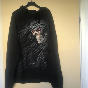 Hoodie m.dödskalle - Hoodie med dödskalle motiv!!  Fler bilder kan skickas