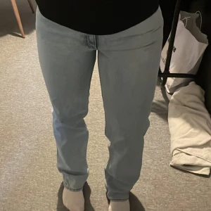 Blåa jeans  - Blåa jeans från Monki i strl 30. Använda några få gånger och i väldigt fint skick. 