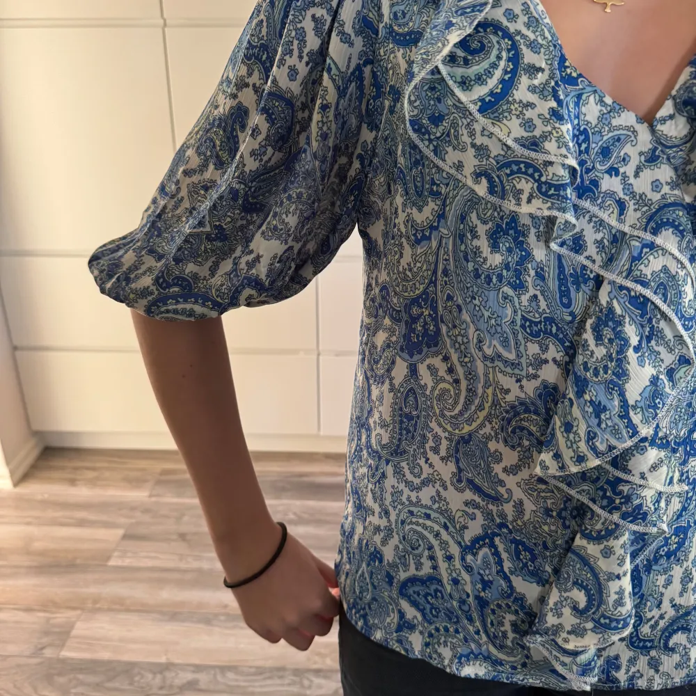 Säljer helt i använd blus från vero Moda. Köpte för 450. Blusar.