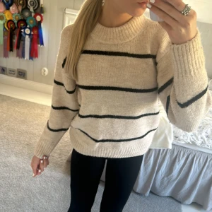 Randig stickad tröja - Säljer nu min superfina stickade tröja perfekt inför hösten och vintern!🍁🤩