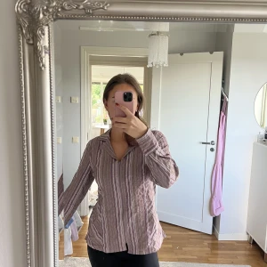 Blus/ skjorta - Köpt second hand, aldrig använd. Har dragkedja