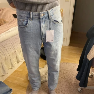 Jeans - Säljer dessa snygga blåa jeans pågrund av att dom var för korta. Nyskick med prislapp kvar, från Zalando och storlek 38 straight vintage. 