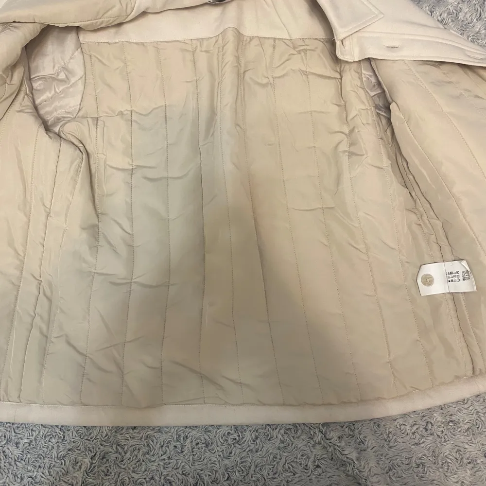 Overshirt från Zara. Använt 1-2 gånger,  så den är i mycket bra skick.  Nypris 700.  Väldigt varm. Jackor.