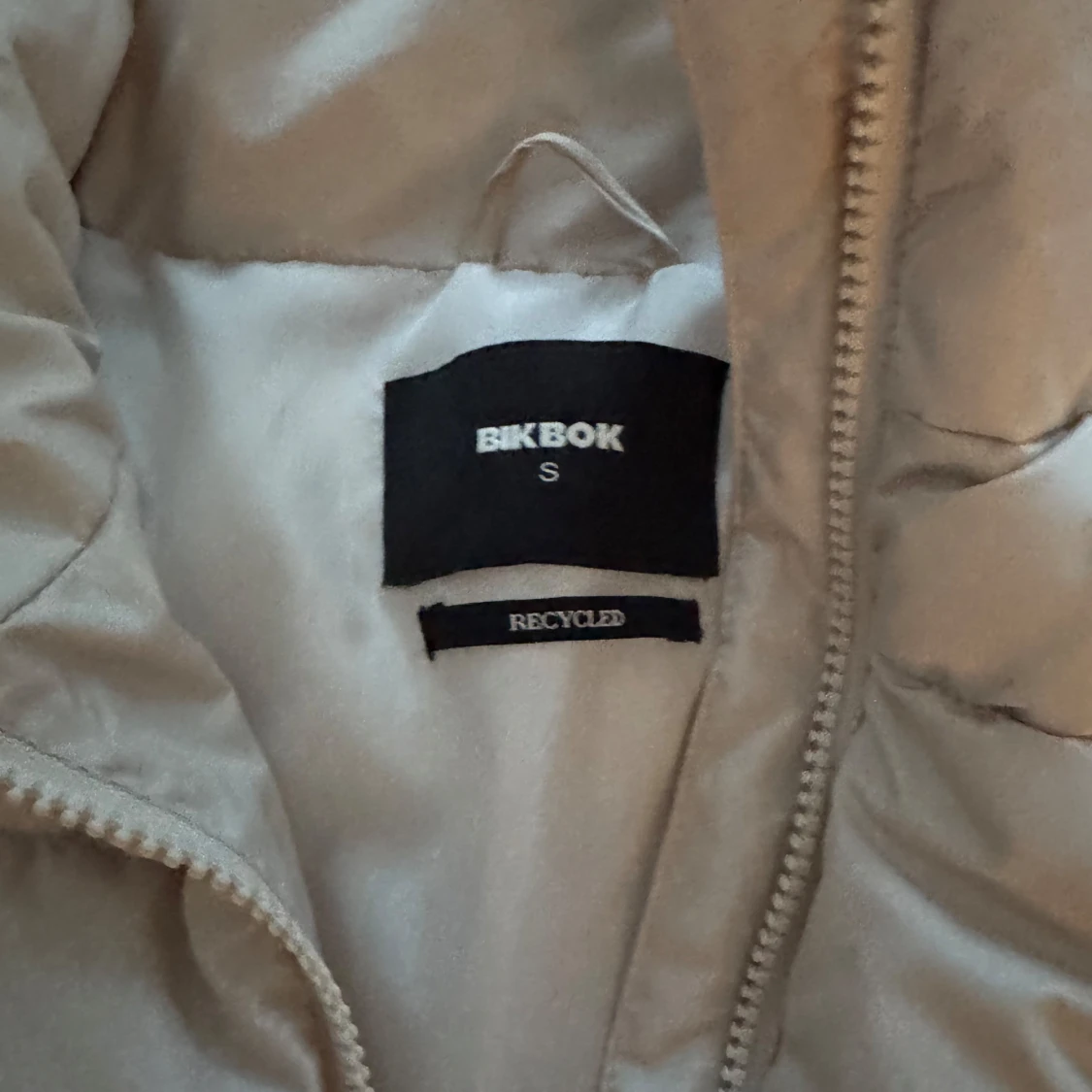 Beige dunväst från Bik Bok - 90