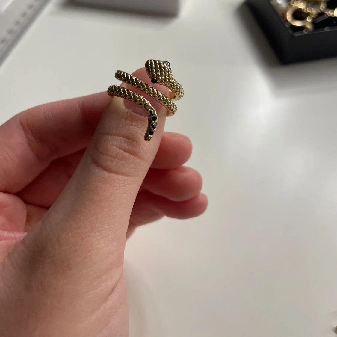 Guldfärgade orm ring