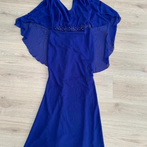 Fest klänning - Blå festklänning, pärlor på, fiskformad  Skriv för fler bilder