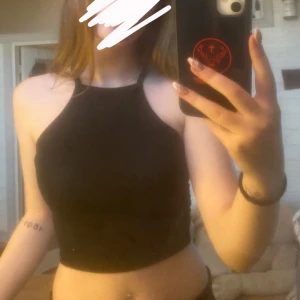 Linne - Croppad linne. Säljer pågrund av att de är lite litet för mig. Jätteskönt material. Storlek xs men passar xxs