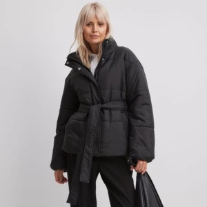 Kort svart vaderad  jacka med rep  - Säljer en super snygg kort svart vaderad vinterjacka i storlek S (36) ifrån NA-KD den har använts ett få antal gånger och är i super bra skick och den passar även storlek M (38). Butikspriset är 799kr men säljer den för 500kr (pris kan diskuteras) 💞