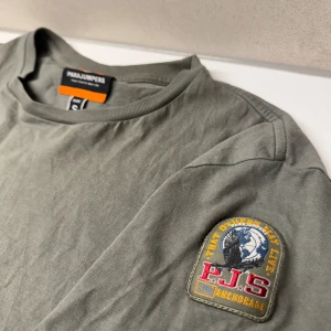 Parajumper t-shirt  - Säljer nu denna parajumper t-shirt! Storlek: S Skick:7,5/10 Ny pris: 1000kr Vårat pris: 299kr Hör av er vid frågor!🙌🏼 //rexresell