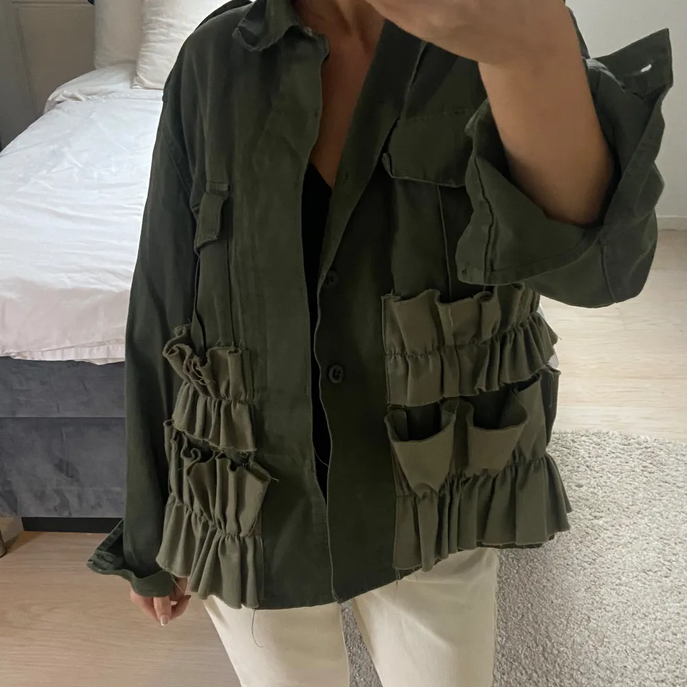 Militärgrön jacka i jeanstyg med volangdetaljer i storlek S/M🤩🤩🤩🤩🤩. Jackor.