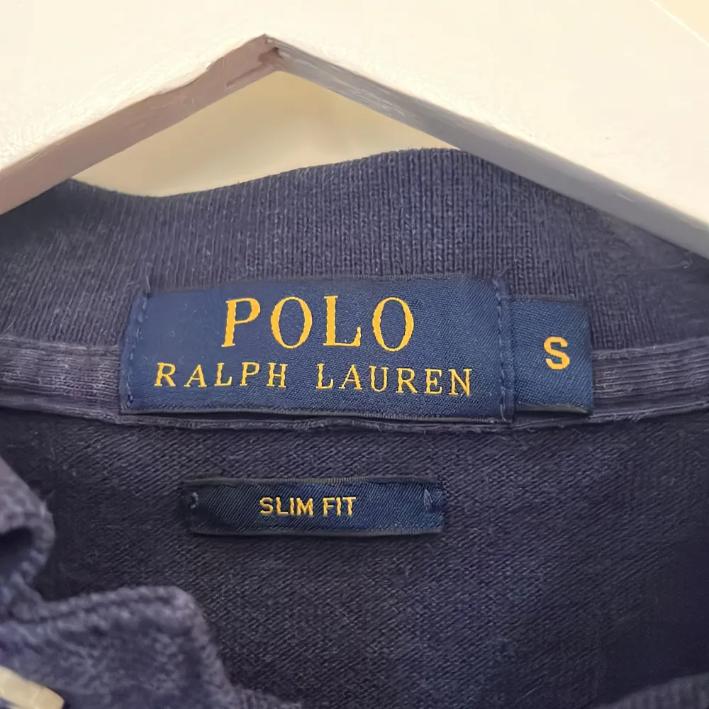 Tjo, säljer nu en riktigt fin långärmad Ralph Lauren pike i storlek S samt färg mörkblå. Skick 6/10 flera små täcken på användning samt litet hål finns i högra armhålan, förutom det helt felfri. Kom dm för fler bilder/frågor osv!👊. Tröjor & Koftor.