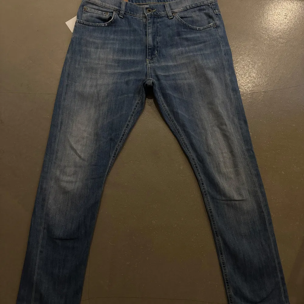 Säljer dessa feta dondup jeans i storlek 31. De är i väldigt bra skick och är inte mycket använda. Jeans & Byxor.