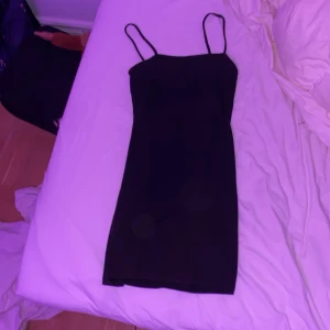 Jätte snygg svart klänning  - En super snygg bara andvönd 10 gånger typ. Passar it mig löbgre men jätte snygg och jätte skön ribbad
