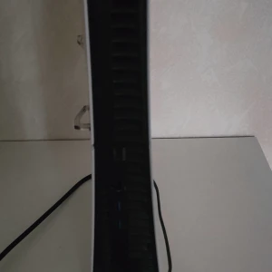 Free ps5 för andra ungar som behöver det - Min son har inte pluggat i skolan hella tiden spelar så nu kom jag på att ge bort hans ps5 som jag köpte för mina pengar och ska ge bort den till nån barn som behöver den det står 10kr men det är free