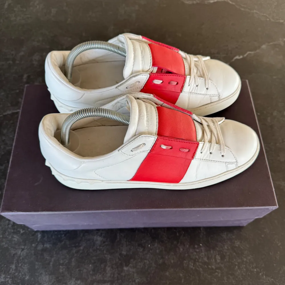 Valentino Open sneakers | Utmärkt skick | Sitter 0,5 storlek större | Nypris: 6499 kr | Ingår: Valentino dustbag | Frakt spårbart via Postnord eller Instabox, där köparen betalar | Tveka inte att höra av dig vid frågor📩. Skor.