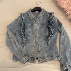 Jeans jacka med volanger - Hej, säljer den är super snygga jeans jackan i storlek M som passar som S, super gullig. 