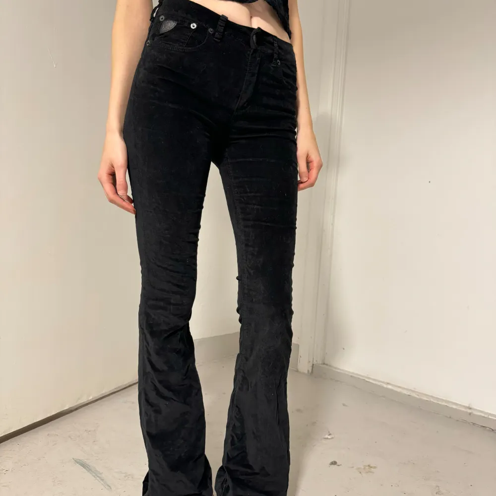 Svarta sammetsbyxor med bootcut från märket Lois. Kan mötas upp i Stockholm🖤Är 172cm. Jeans & Byxor.