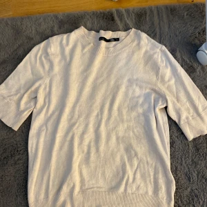 kortärmad ”stickad” tröja  - beige jätte fin tröja originalt från lager 157. Storlek M men jag som har xs/s kan ha den utan att de ser konstigt ut. Använd fåtal gånger 