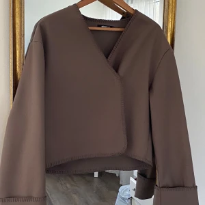 Tunn ”jacka” från Gina  - Aldrig använd. Superfin ! Sitter mer som storlek S.