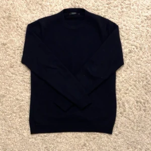 Matinique tröja Kashmir  - Säljer denna mörkblåa tröjan gjord på 100% Kashmir från matinique. Skick 9/10. Nypris 2300. Hör av dig vid funderingar. Pris kan diskuteras.