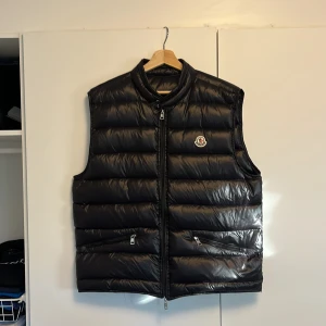Moncler gui - Tjenare säljer nu denna riktigt feta väst då den inte kommer till andvändning skick 10/10 nyskick strl 4 