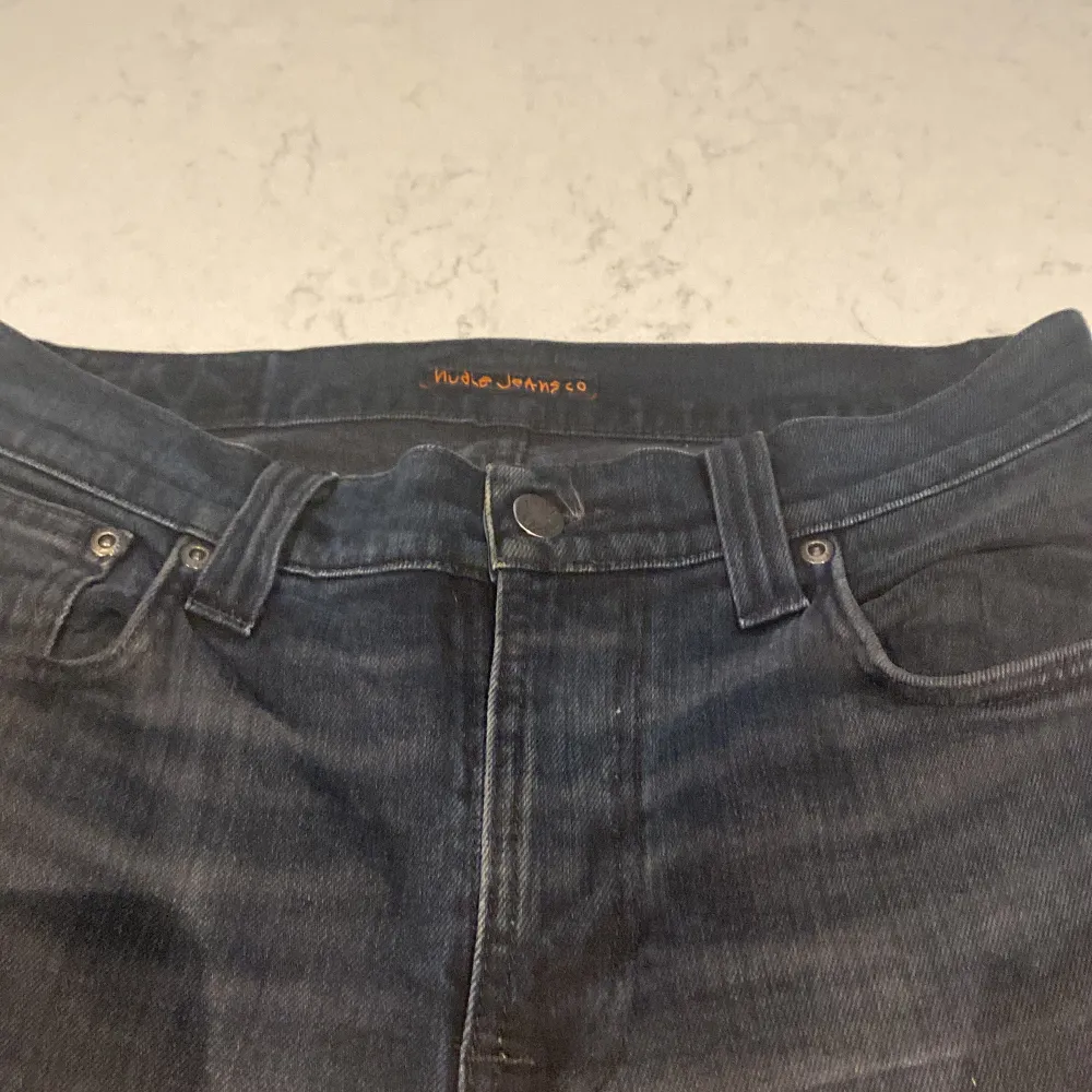 Säljer nu dessa asfeta Nudie Jeans i ett jättebra skick i modellen Thin Finn! Storleken är 30/32. Nypris ligger på 1599kr❌ mitt pris endast 399kr✅ Hör av dig vid minsta lilla fundering!! 😄😄. Jeans & Byxor.