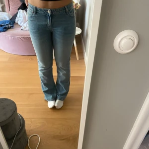 Jeans - Ljusblåa jeans från Monki, helt oanvända