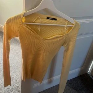 Tröja  - Jätte fin gul tröja, använd ett fåtal gånger och därmed så ser den ut som ny 