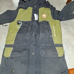 Arrak Outdoor jacka - Strlk S liten i storleken. Använd fåtal gånger i nyskick 