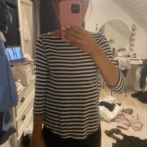 Randig tröja från H&M - Säljer en superfin randig tröja från H&M i storlek XS. Den är svart och vit med trekvartsärmar. Materialet är mjukt och bekvämt,🥰🥰🥰 Ganska gammal så pris går absolut att diskutera 😇😃