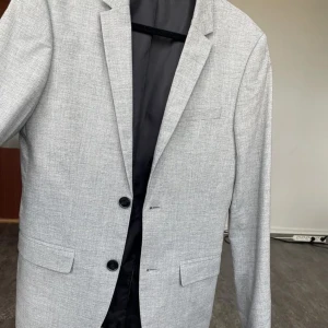 Kavaj Grå - S - Nypris : 399kr Storlek S från H&M Används 3 gånger Passar inte 